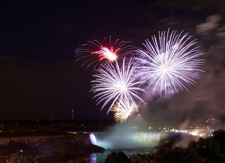 Niagara Falls Hotel Introduces A Niagara Falls Fireworks Experience
