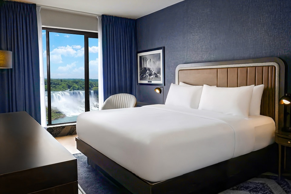 Superior Fallsview King Guestroom